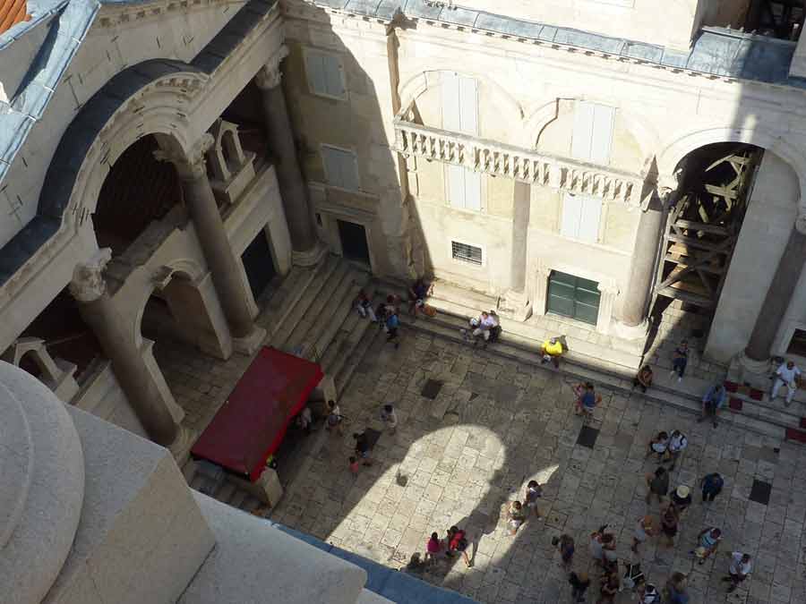 Vue plongeante depuis le clocher sur le péristyle du palais de Dioclétien à Split avec touristes qui visitent Split et colonnes romaines