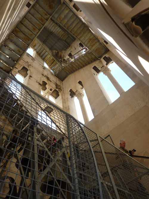 Escalier métallique intérieur du clocher de la cathédrale Saint-Domnius à Split avec visiteurs en train de monter
