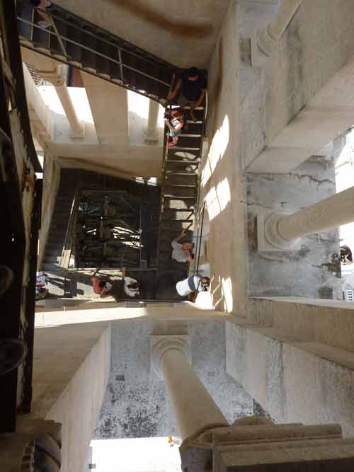 Vue vertigineuse de l'escalier en colimaçon du clocher de la cathédrale Saint-Domnius à Split depuis le sommet