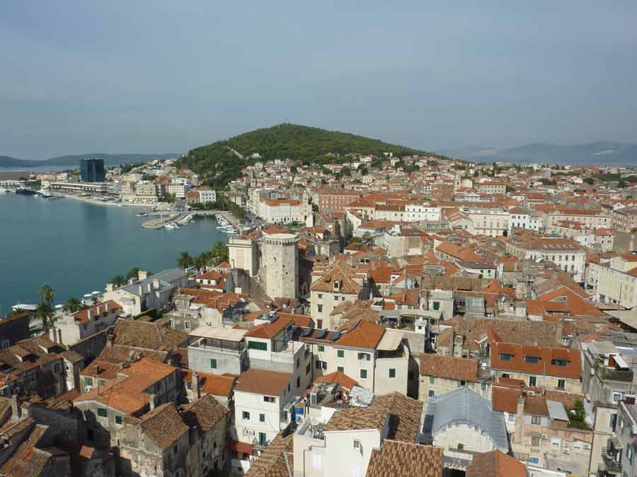 Panorama sur Split depuis le clocher de la cathédrale Saint-Domnius avec toits de tuiles oranges, le port et la colline de Marjan