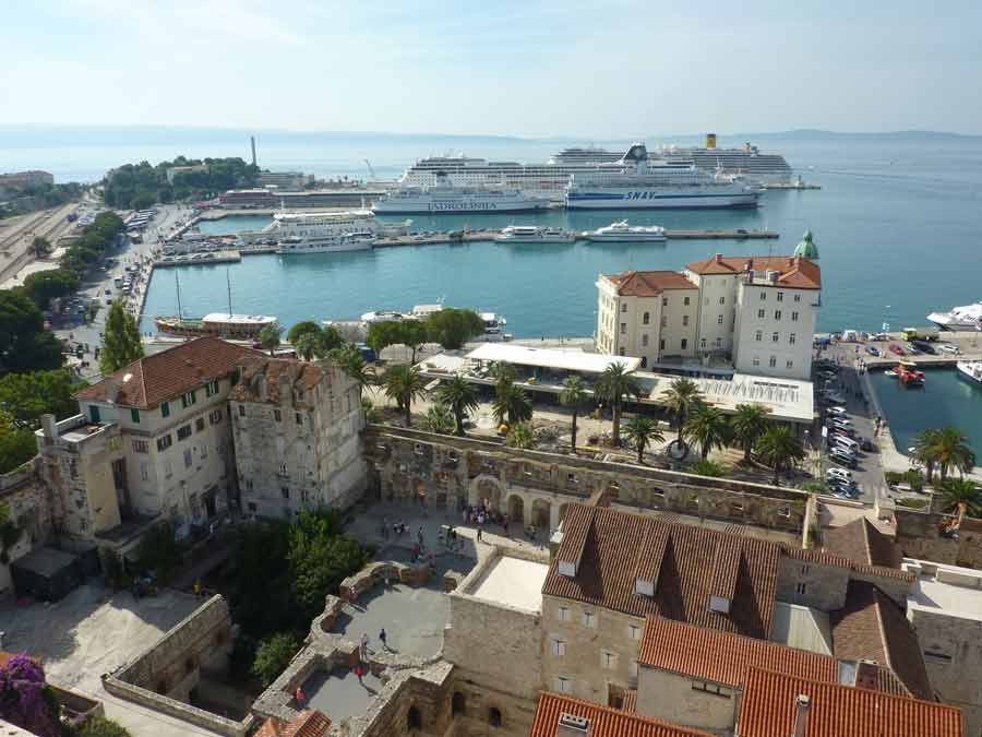 Vue aérienne depuis le clocher sur le port de Split avec bateaux de croisière et la mer Adriatique
