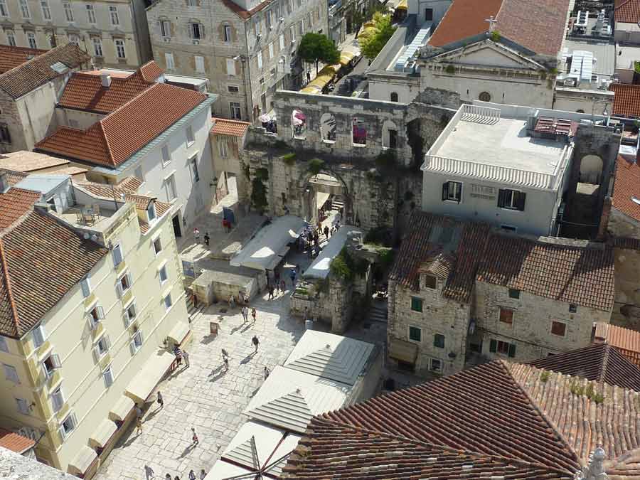 Vue plongeante depuis le clocher sur les toits et la porte d'Or du palais de Dioclétien à Split