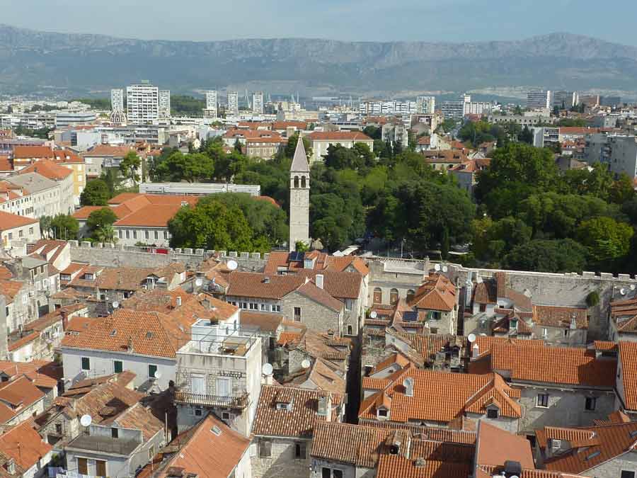 Panorama sur les toits de Split depuis le clocher avec un second clocher au centre et les montagnes de Dalmatie en arrière-plan