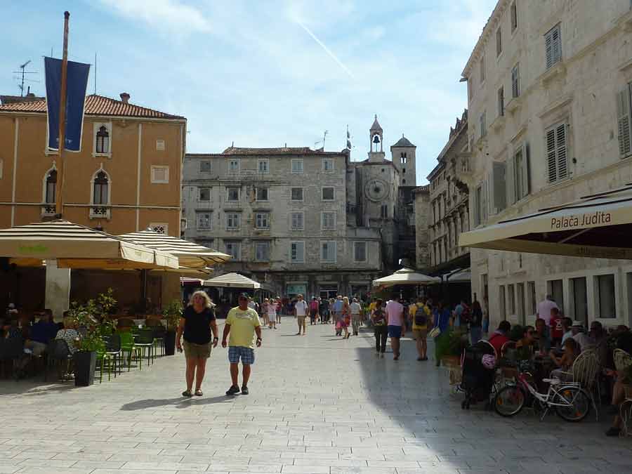 Place du Peuple de Split animée avec terrasses de café, promeneurs et clocher de la cathédrale Saint-Domnius en arrière-plan
