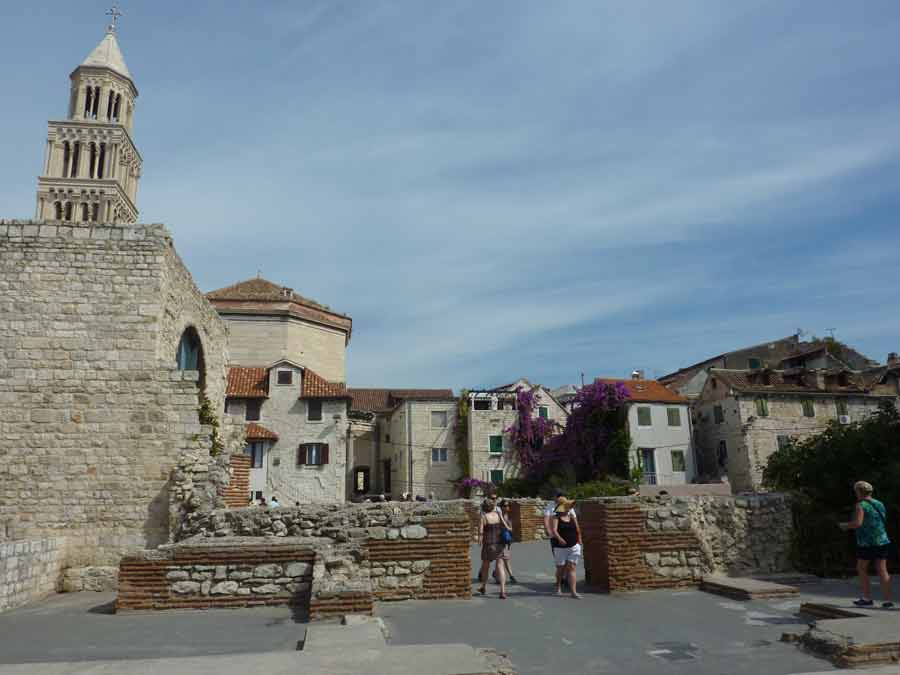 Clocher de la cathédrale Saint-Domnius de Split vue depuis les remparts du palais de Dioclétien