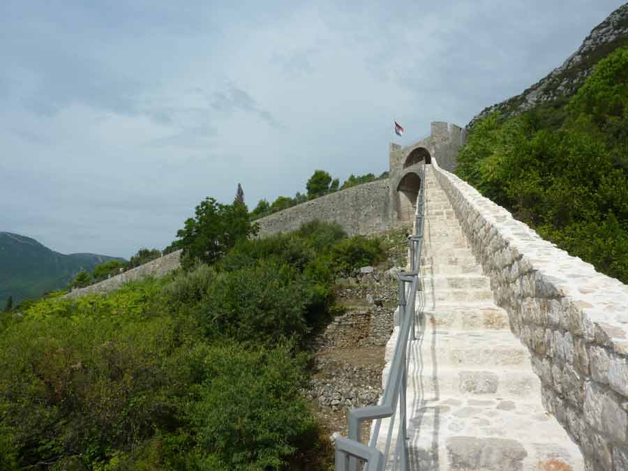 Escalier en pierre des remparts de Ston en Croatie menant à une tour fortifiée sur la colline