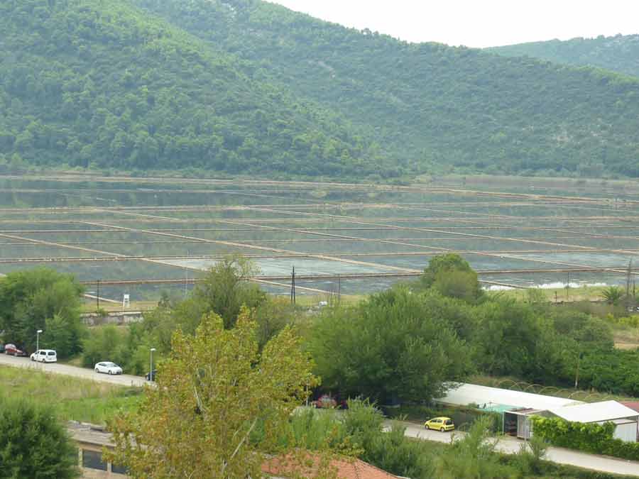 Salines de Ston en Croatie avec bassins de sel et paysage de collines en arrière-plan