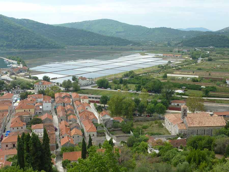 Vue sur Ston en Croatie avec le village aux toits rouges et les salines au bord de la baie