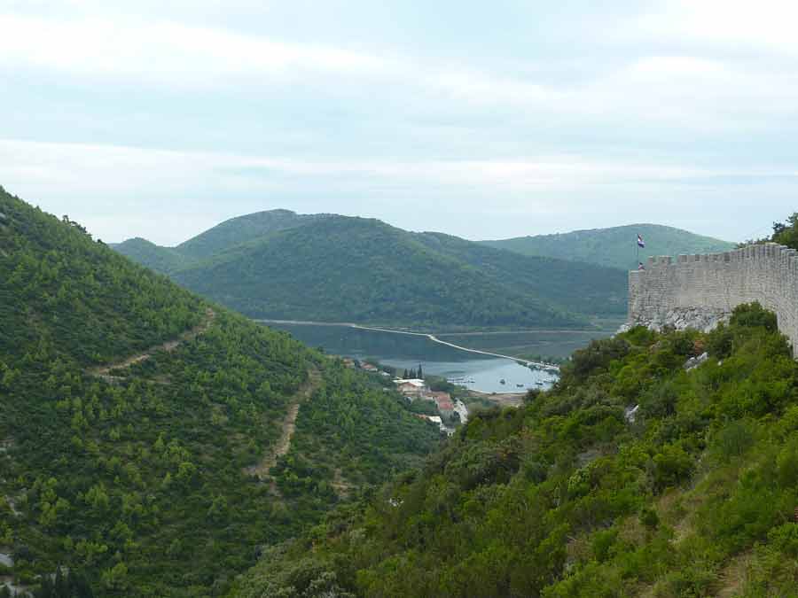 Remparts de Ston en Croatie dominant la baie de Mali Ston et les collines verdoyantes