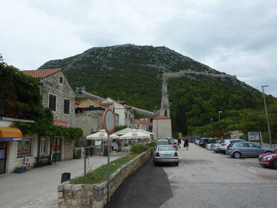Entrée de Ston en Croatie avec vue sur les remparts médiévaux et le village au pied de la colline