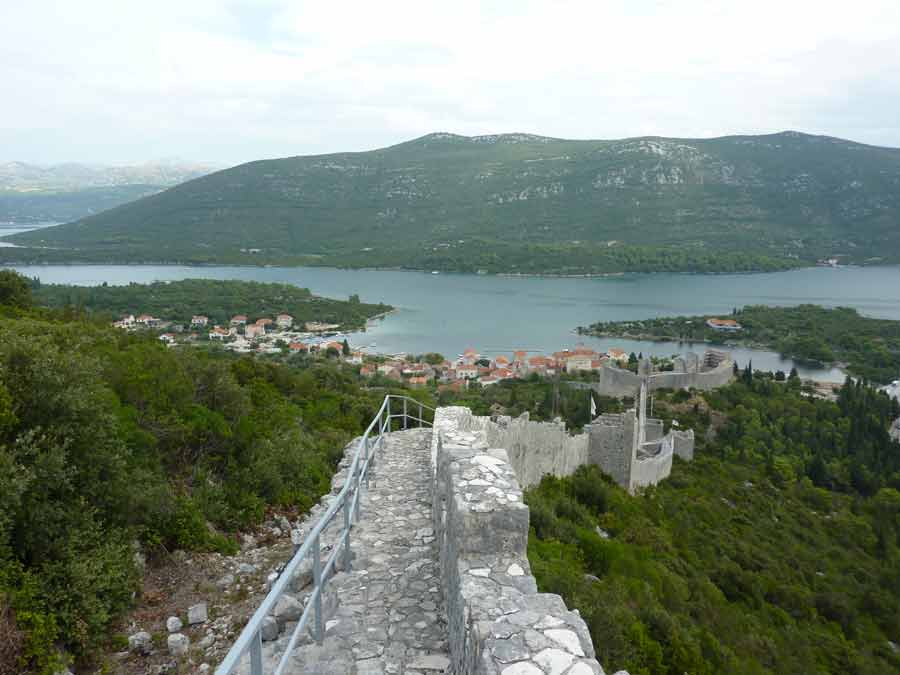 Vue depuis les remparts de Ston en Croatie sur la baie de Mali Ston et les collines environnantes