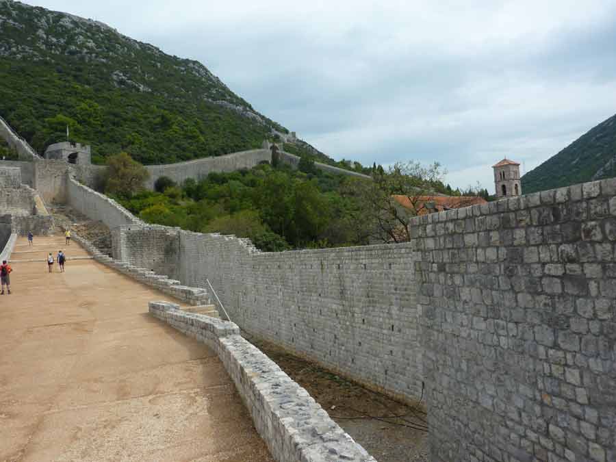 Chemin de montée le long des remparts de Ston en Croatie avec vue sur les fortifications en pierre