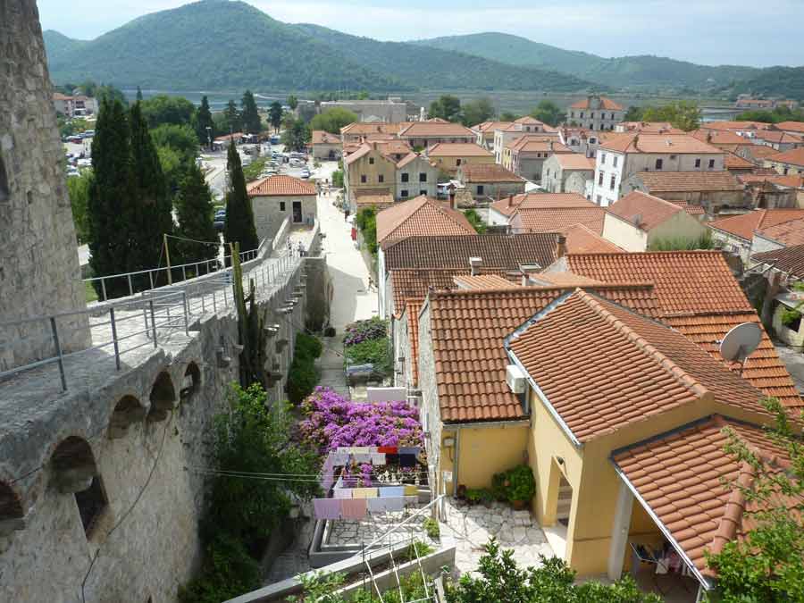 Vue sur le centre historique de Ston en Croatie avec ses toits en tuiles rouges et les remparts en pierre