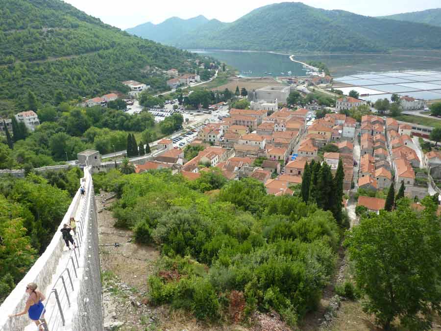 Vue panoramique sur Ston en Croatie depuis les remparts avec le village et les salines en arrière-plan