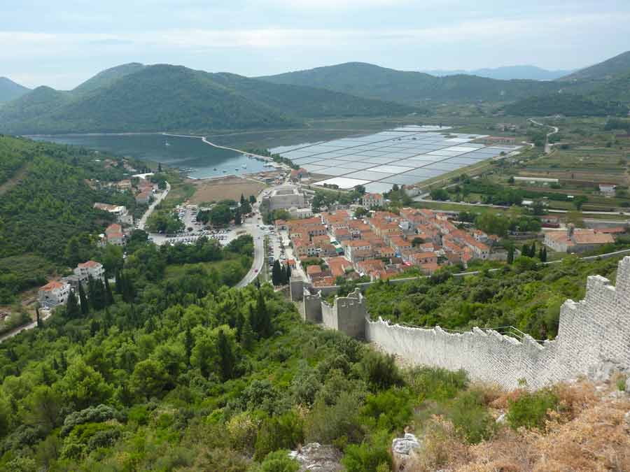 Vue panoramique sur Ston en Croatie avec les remparts, le village et les salines au bord de la baie