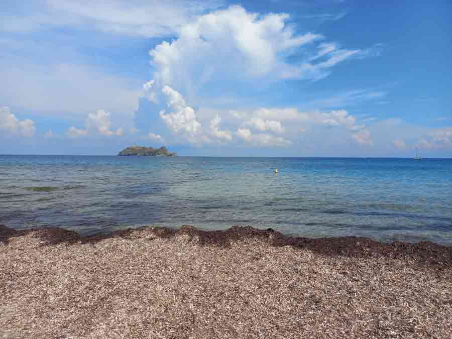 Vue depuis la plage de Barcaggio sur l'îlot de la Giraglia et ses eaux turquoise, Cap Corse