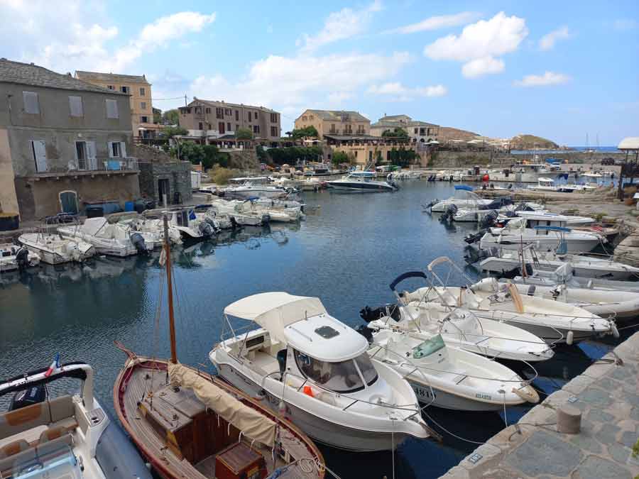 Port de Centuri avec ses bateaux de pêche amarrés et ses maisons en pierre, Cap Corse