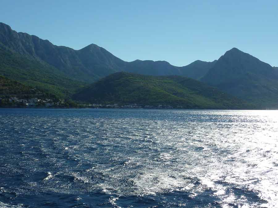 Les reliefs escarpés et verdoyants de l'île de Hvar vus depuis la mer lors de la traversée en ferry, Croatie
