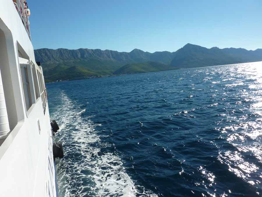 Vue depuis le pont du ferry sur les eaux scintillantes de l'Adriatique et les côtes montagneuses de Dalmatie, Croatie