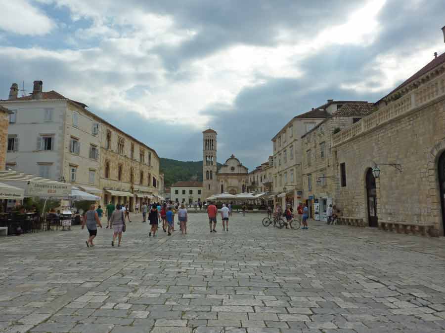 La place Saint-Étienne de Hvar avec la cathédrale et son campanile en fond, plus grande place piétonne de Dalmatie, Croatie
