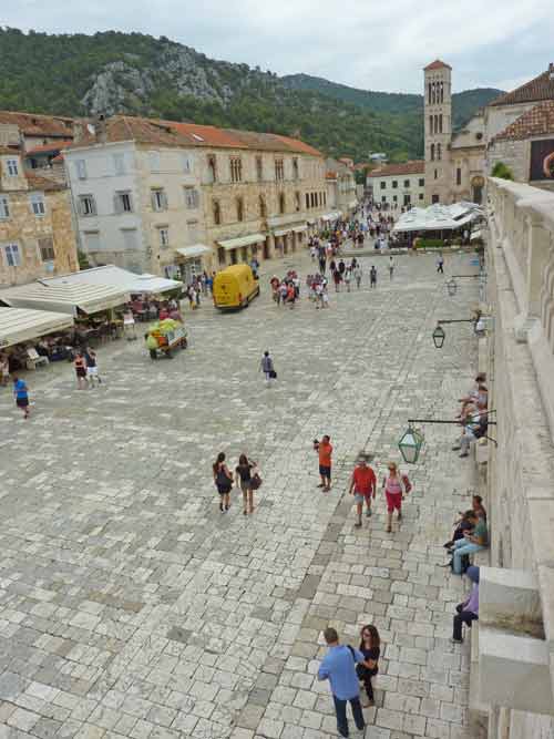 La place Saint-Étienne de Hvar et son campanile, grande place piétonne animée au cœur de la vieille ville dalmate
