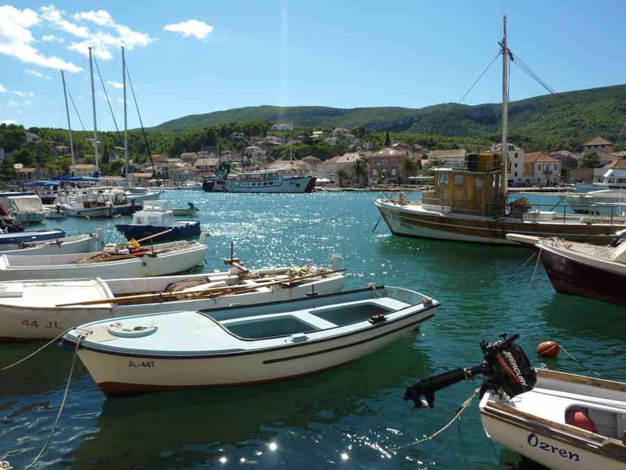 Bateaux de pêche traditionnels amarrés dans le port de Stari Grad aux eaux turquoise, Hvar, Croatie