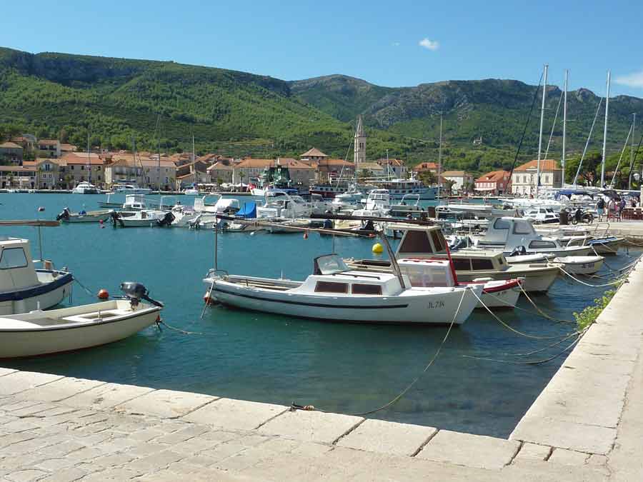 Le port de plaisance de Stari Grad avec ses voiliers et ses collines verdoyantes en arrière-plan, Hvar, Croatie