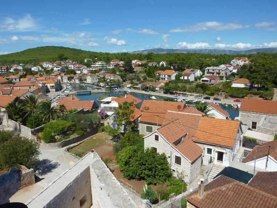 Panorama depuis le clocher de Stari Grad sur les toits de la vieille ville, le port et les collines verdoyantes de l'île de Hvar, Croatie