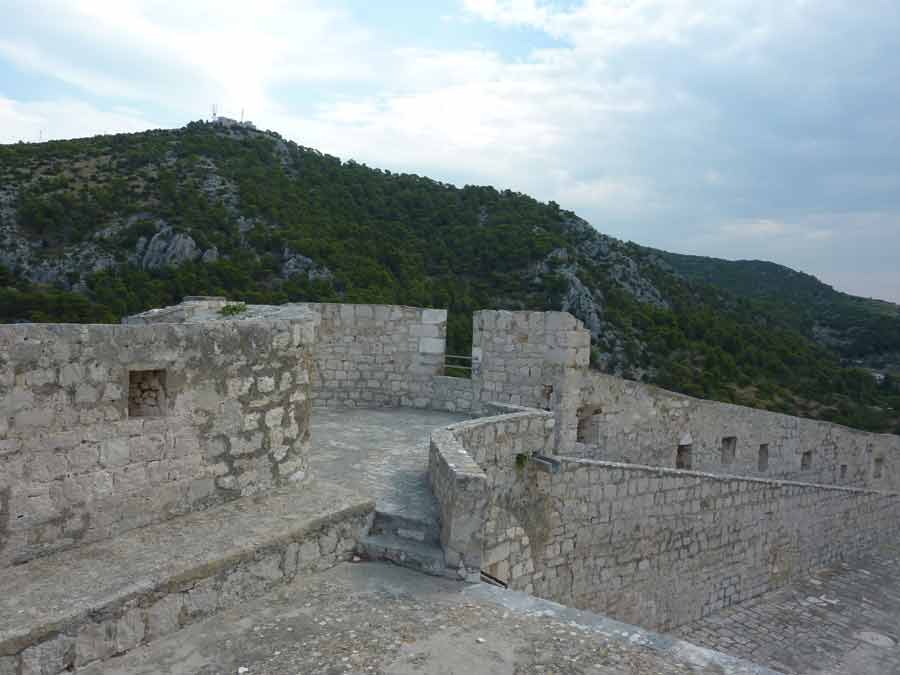 Les remparts intérieurs et les meurtrières de la forteresse espagnole Fortica dominant les collines boisées de Hvar