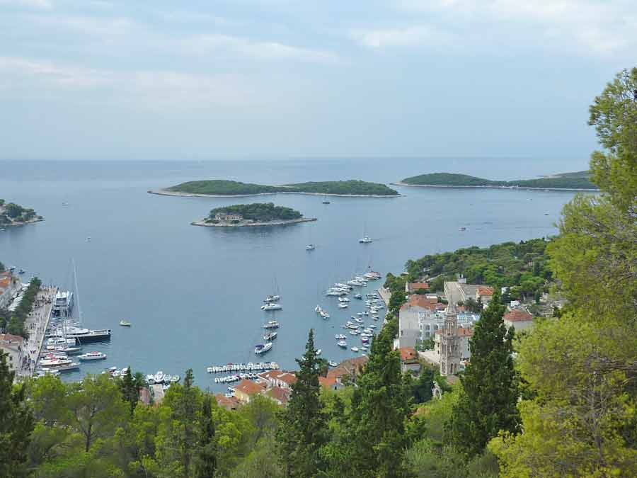 Vue panoramique sur le port de Hvar et l'archipel des îles Pakleni depuis la forteresse Fortica, Croatie