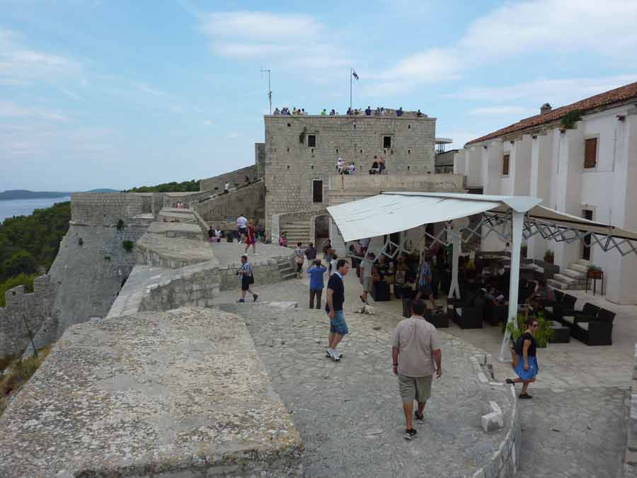 La cour intérieure de la forteresse Fortica de Hvar avec ses visiteurs et sa terrasse panoramique sur la mer Adriatique