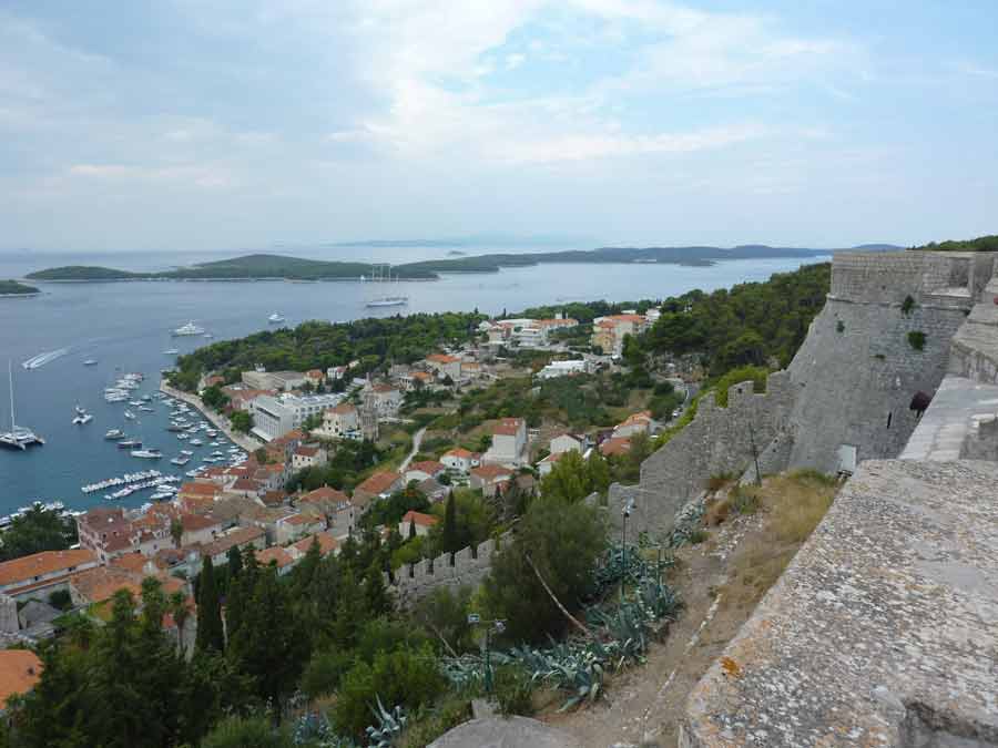 Vue depuis les remparts de la forteresse Fortica sur le port de Hvar et l'archipel des îles Pakleni