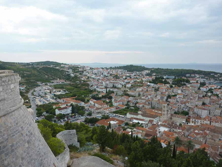 Panorama depuis la forteresse Fortica sur les toits en tuiles orangées de la vieille ville de Hvar et ses collines verdoyantes, Croatie