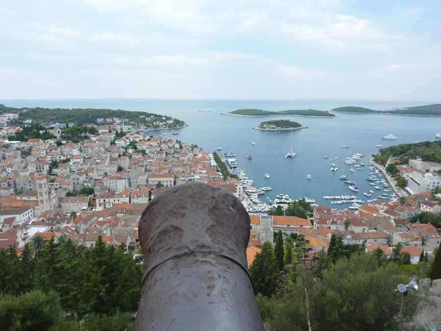Canon de la forteresse Fortica pointé sur la vieille ville de Hvar, le port et les îles Pakleni, vue panoramique sur la Dalmatie