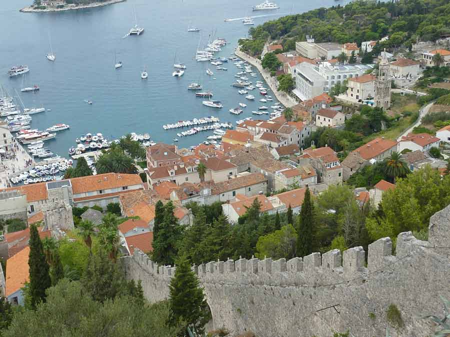 Vue plongeante depuis les remparts crénelés de la forteresse Fortica sur les toits de Hvar, le port de plaisance et les îles Pakleni, Croatie