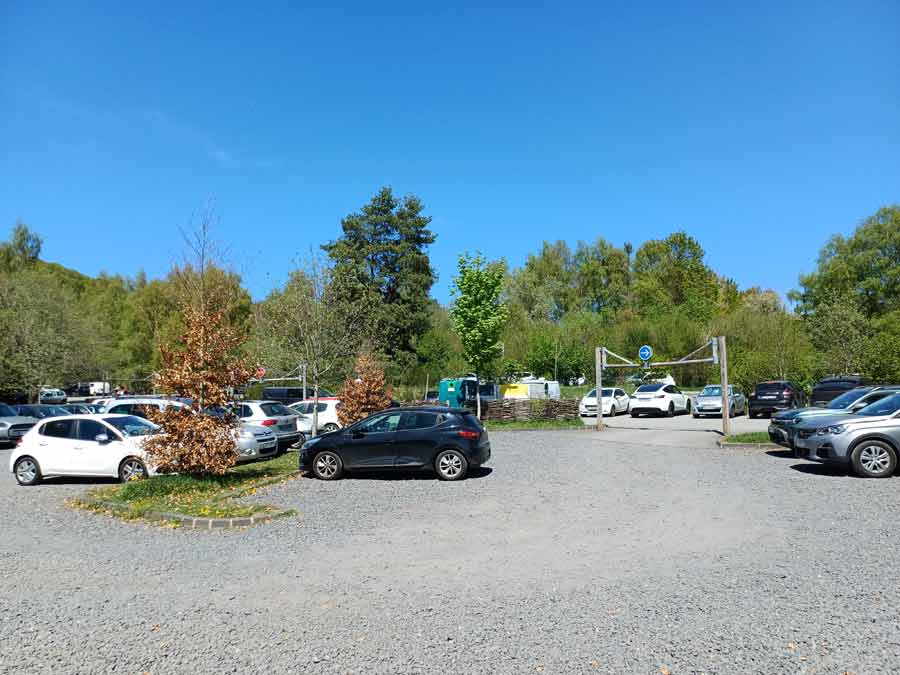Parking des Goules quasi complet par beau temps, point de départ de la randonnée du puy Pariou sur la route RD941 dans la Chaîne des Puys en Auvergne
