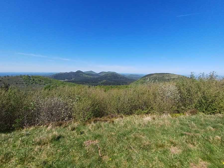 Panorama depuis le sommet du puy Pariou sur les cônes volcaniques alignés de la Chaîne des Puys en Auvergne