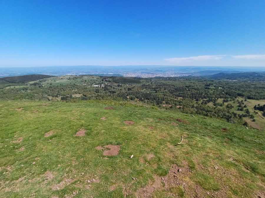 Vue à 360 degrés depuis le sommet du puy Pariou sur la plaine de la Limagne et l'agglomération de Clermont-Ferrand s'étalant à perte de vue, panorama exceptionnel depuis le volcan strombolien de la Chaîne des Puys classée à l'UNESCO en Auvergne