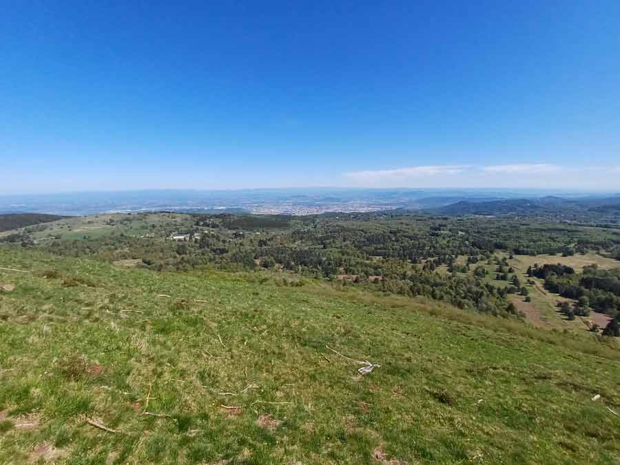 Vue panoramique depuis le sommet du puy Pariou sur la plaine de la Limagne et Clermont-Ferrand au loin, site classé UNESCO dans la Chaîne des Puys en Auvergne