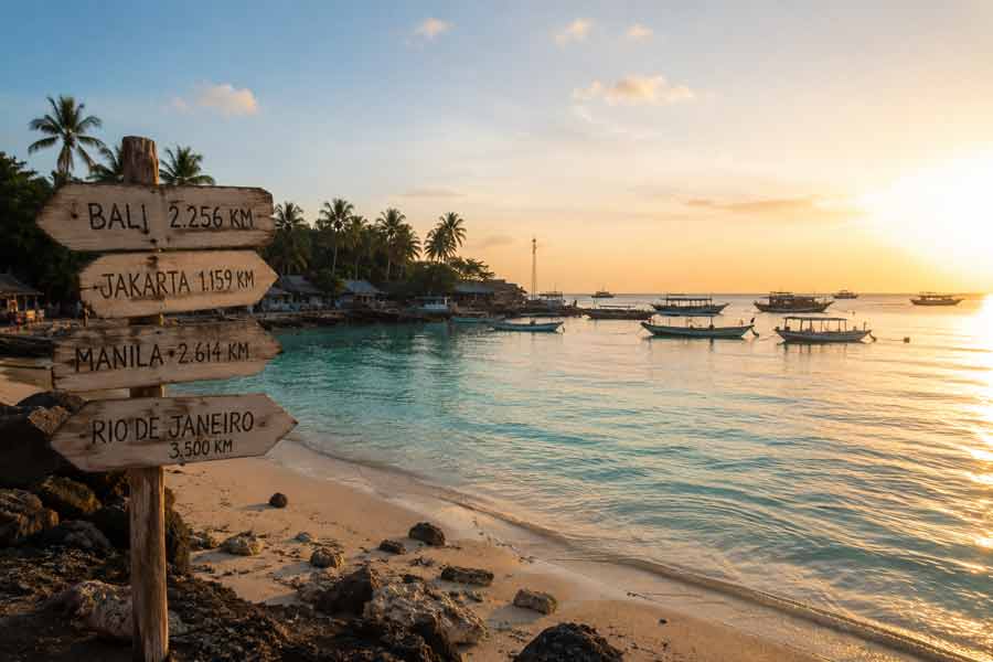 Lever de soleil sur une plage tropicale proche de l'équateur où les horaires d'ensoleillement restent stables toute l'année