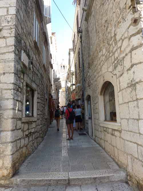 Ruelle en arête de poisson de la vieille ville de Korčula, bordée de palais en calcaire clair et de maisons médiévales en pierre