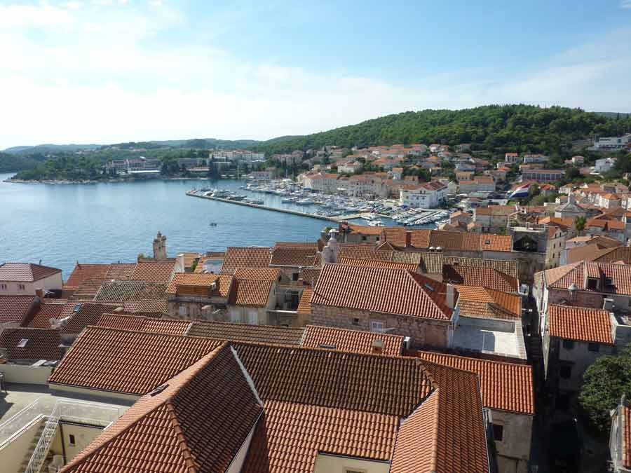 Vue panoramique depuis le clocher de la cathédrale Saint-Marc sur les toits de tuiles rouges de la vieille ville de Korčula et son port de plaisance