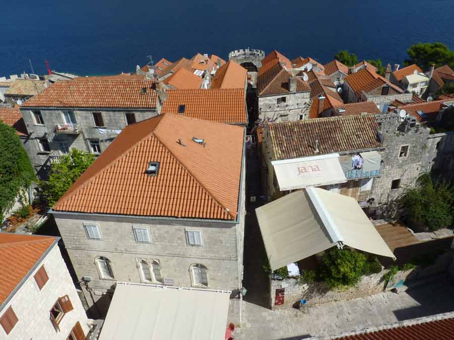 Toits de tuiles rouges et ruelles de la vieille ville de Korčula vus en plongée depuis le clocher de la cathédrale Saint-Marc