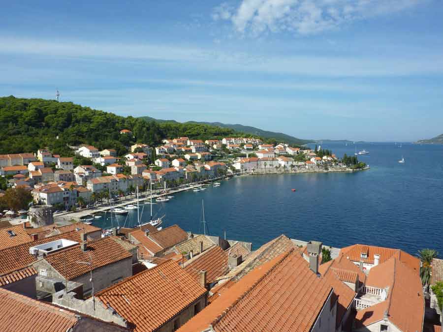 Vue depuis le clocher de la cathédrale Saint-Marc sur le port de Korčula, les toits de tuiles rouges et la baie bordée de maisons en pierre