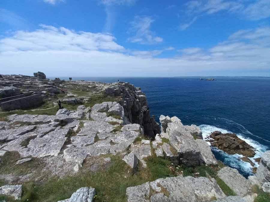 Falaises rocheuses de la pointe de Pen Hir surplombant l'Atlantique, avec les Tas de Pois visibles au large