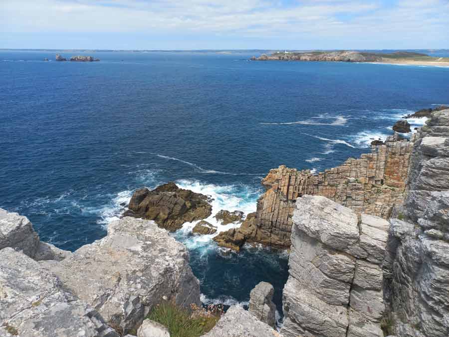 Vue plongeante depuis le bord des falaises de Pen Hir sur les rochers déchiquetés et l'océan, presqu'île de Crozon, Bretagne