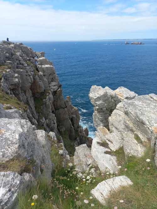 Chaos rocheux en bord de falaise à la pointe de Pen Hir, presqu'île de Crozon, Bretagne