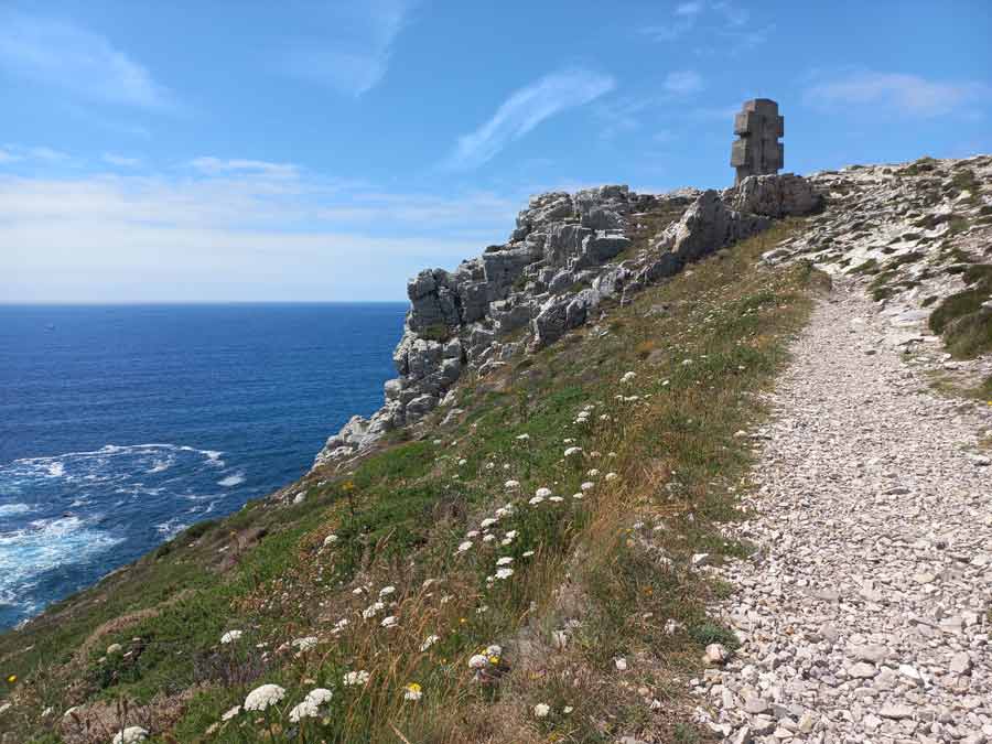Sentier côtier GR 34 longeant les falaises de Pen Hir avec le Monument aux Bretons visible en hauteur