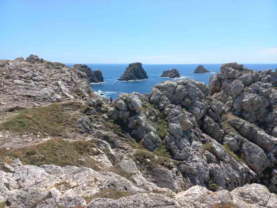 Les Tas de Pois vus depuis le chaos rocheux de la pointe de Pen Hir, avec leurs quatre blocs de grès armoricain dressés face à l'Atlantique, presqu'île de Crozon, Bretagne