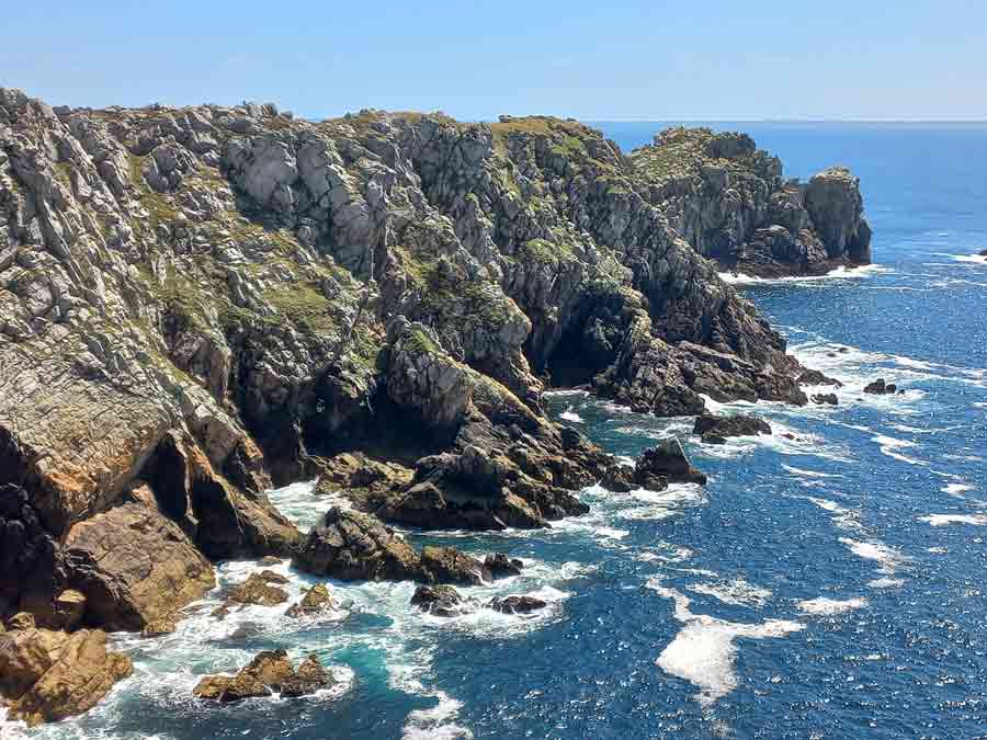 Falaises déchiquetées de la pointe de Pen Hir battues par les vagues de l'Atlantique, avec leurs parois de grès armoricain plongeant directement dans l'océan, presqu'île de Crozon, Bretagne